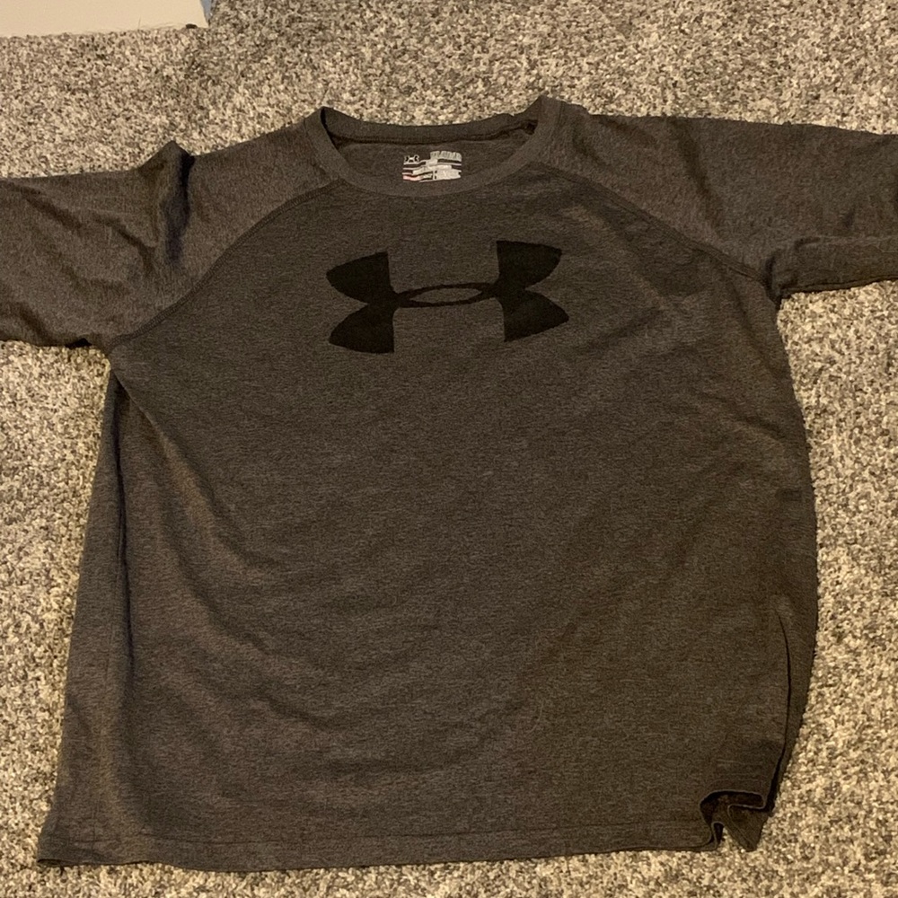 Under armor dark grey tee shirt